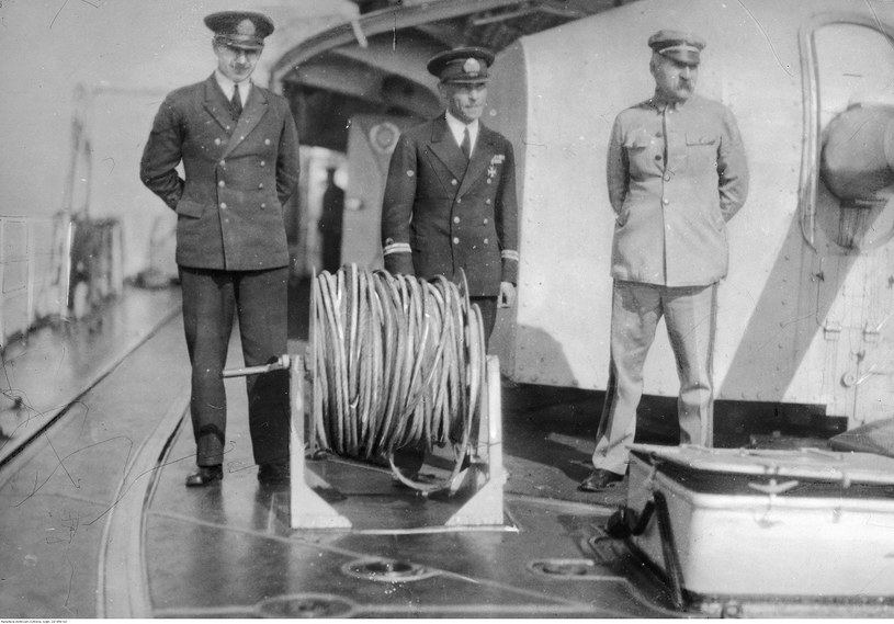 Marszałek Józef Piłsudski na pokładzie ORP Wicher z ppor. mar. Marianem Janczewskim /Z archiwum Narodowego Archiwum Cyfrowego