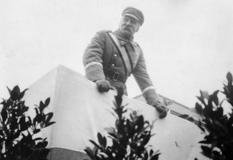 Marszałek Józef Piłsudski na trybunie na placu Saskim podczas defilady z okazji święta 11 listopada. Zdjęcie z 1929 roku /Z archiwum Narodowego Archiwum Cyfrowego
