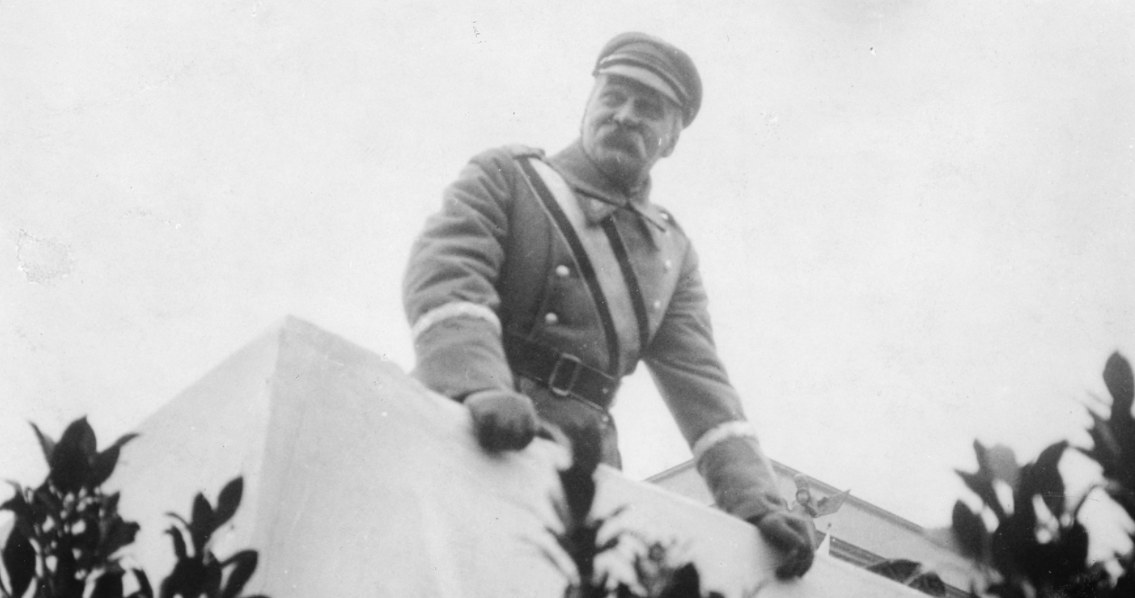 Marszałek Józef Piłsudski na trybunie na placu Saskim podczas defilady z okazji święta 11 listopada. Zdjęcie z 1929 roku /Z archiwum Narodowego Archiwum Cyfrowego