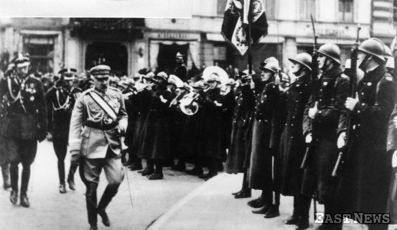 Marszałek Józef Piłsudski po przyjęciu defilady na Placu Zwycięstwa w Warszawie w Święto Niepodległości (11 listopada 1927 r.) /Danuta Łomaczewska /East News