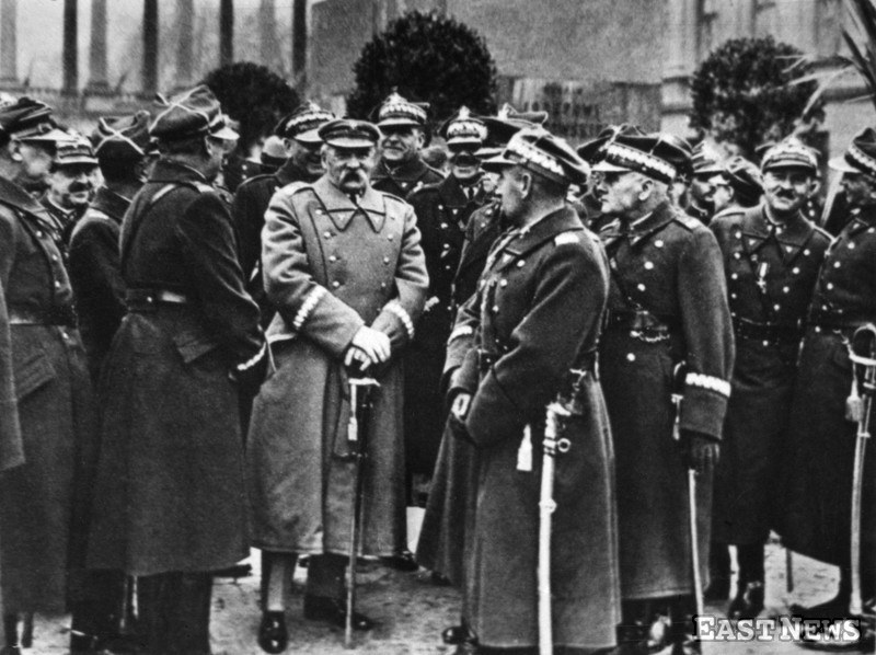 Marszałek Józef Piłsudski podczas obchodów Święta Niepodległości przed Pałacem Saskim w Warszawie (11 listopada 1932 r.) /Danuta Łomaczewska /East News