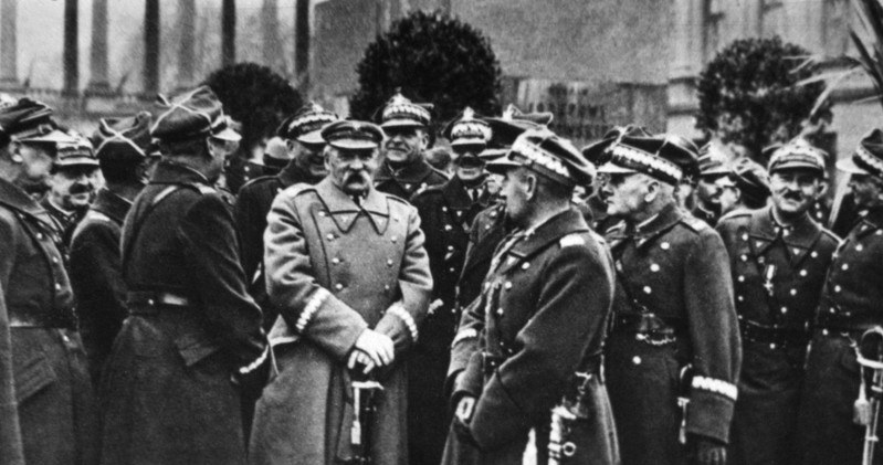 Marszałek Józef Piłsudski podczas obchodów Święta Niepodległości przed Pałacem Saskim w Warszawie (11 listopada 1932 r.) /Danuta Łomaczewska /East News