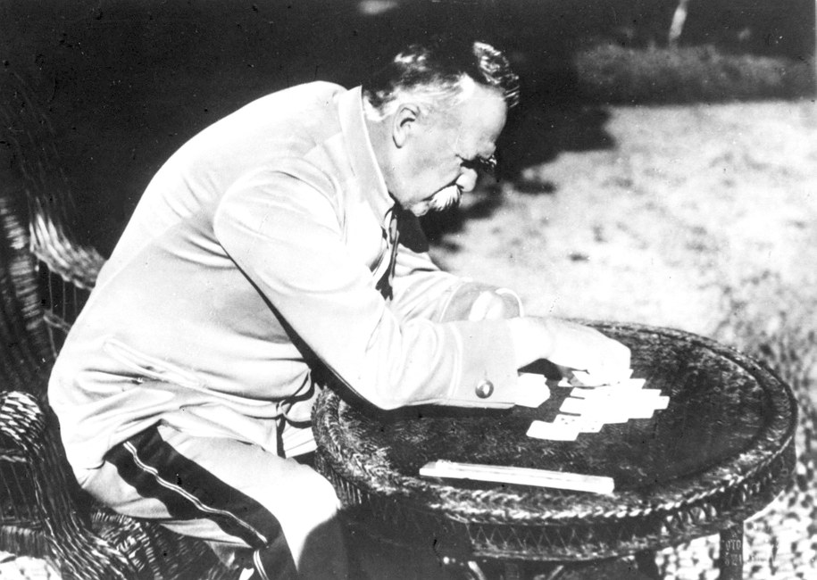Marszałek Józef Piłsudski schorowany i zmęczony wyjechał na portugalską wyspę Madera, aby podratować zdrowie. Na zdj. relaks przy układaniu pasjansa / 	CAF    /PAP