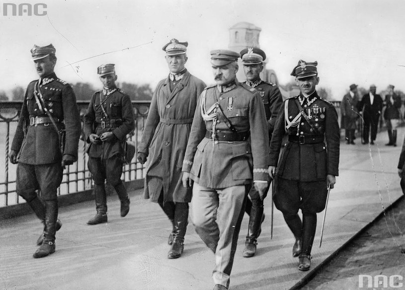 Marszałek Józef Piłsudski w dniu przewrotu majowego na moście Poniatowskiego w Warszawie /Z archiwum Narodowego Archiwum Cyfrowego