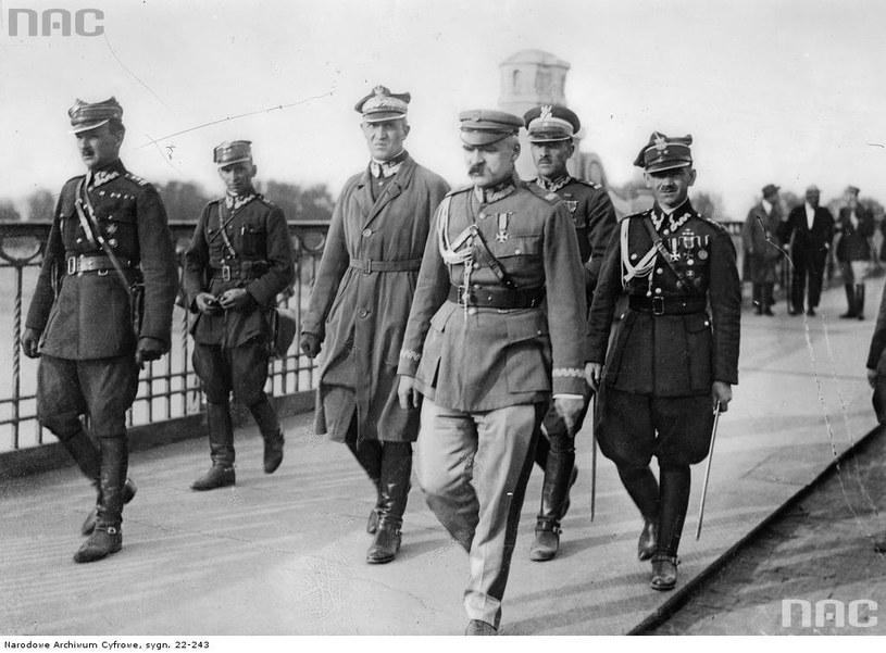 Marszałek Józef Piłsudski w otoczeniu oficerów na moście Poniatowskiego udaje się na spotkanie z prezydentem Stanisławem Wojciechowskim /Z archiwum Narodowego Archiwum Cyfrowego