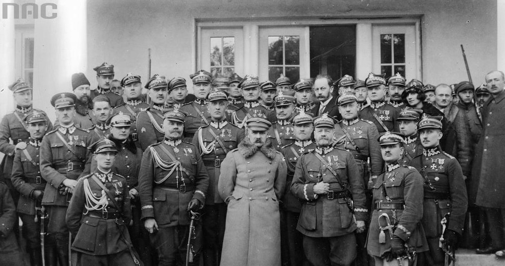 Marszałek Józef Piłsudski w otoczeniu wojskowych /Z archiwum Narodowego Archiwum Cyfrowego