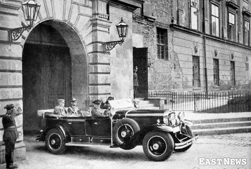 Marszałek Józef Piłsudski w samochodzie marki Rolls-Royce Phantom II, lata 30. XX wieku /Danuta B. Łomaczewska /East News