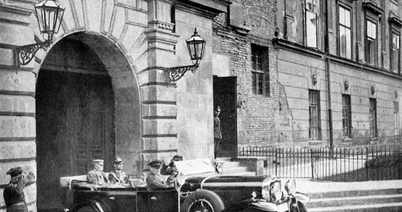 Marszałek Józef Piłsudski w samochodzie marki Rolls-Royce Phantom II, lata 30. XX wieku /Danuta B. Łomaczewska /East News