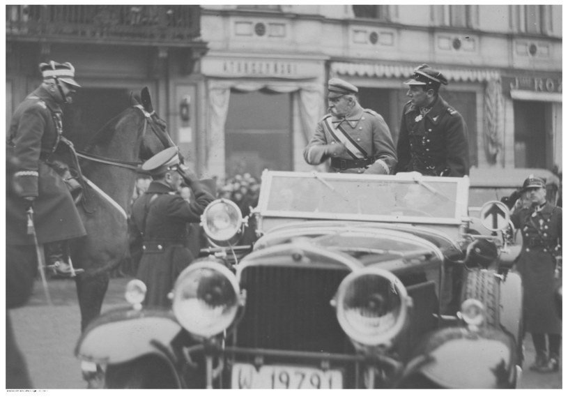 Marszałek Józef Piłsudski w samochodzie na Placu Saskim /NAC Online /