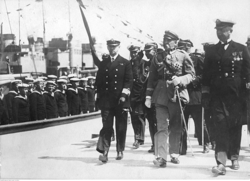Marszałek Józef Piłsudski wizytuje statki w towarzystwie komandora Józefa Unruga /Z archiwum Narodowego Archiwum Cyfrowego