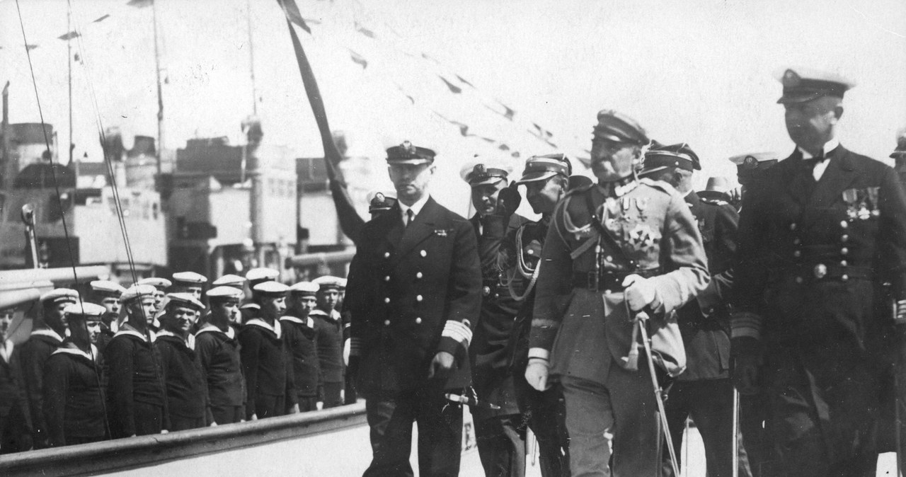 Marszałek Józef Piłsudski wizytuje statki w towarzystwie komandora Józefa Unruga /Z archiwum Narodowego Archiwum Cyfrowego