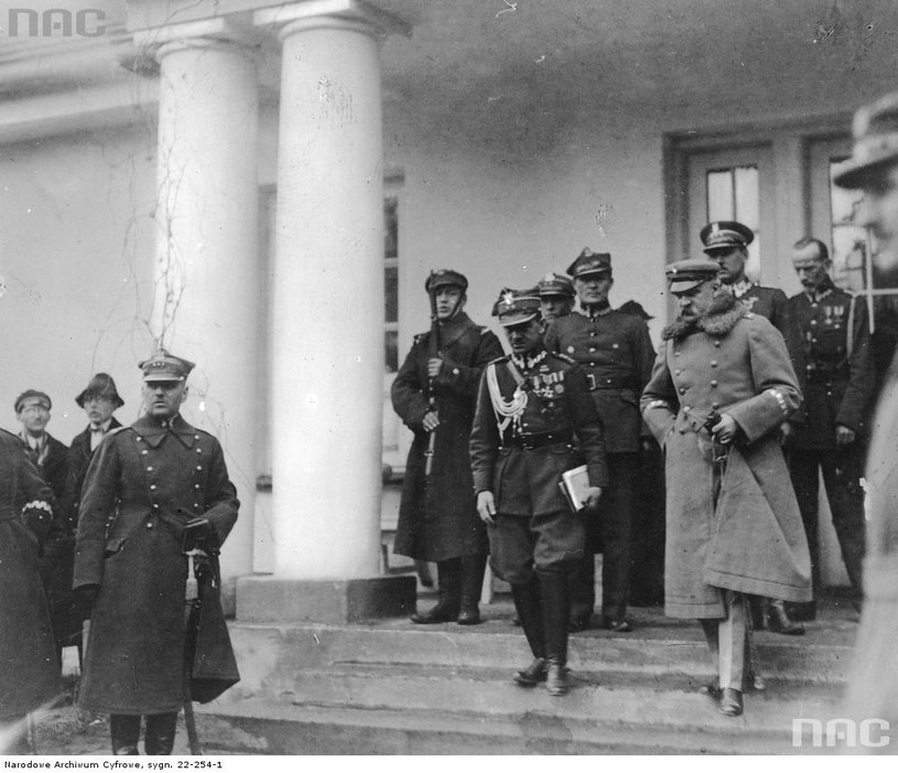 Marszałek Józef Piłsudski wychodzi ze swojego dworku w Sulejówku, 1925 /Z archiwum Narodowego Archiwum Cyfrowego