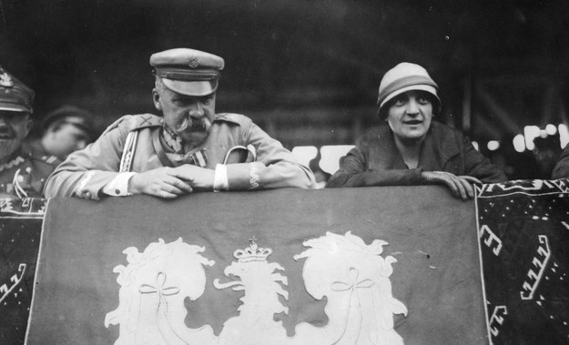 Marszałek Józef Piłsudski z żoną Aleksandrą na zdjęciu z sierpnia 1926 roku /foto. Narodowe Archiwum Cyfrowe /