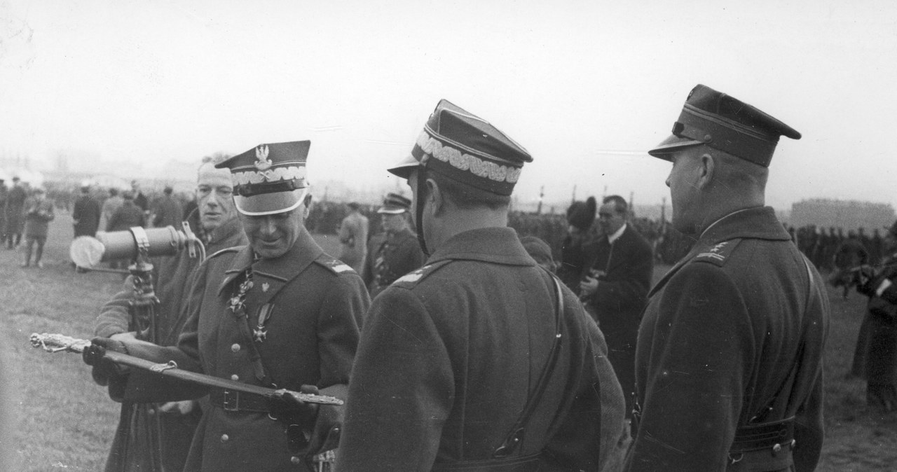 Marszałek ogląda otrzymaną w prezencie szablę /Ze zbiorów Narodowego Archiwum Cyfrowego