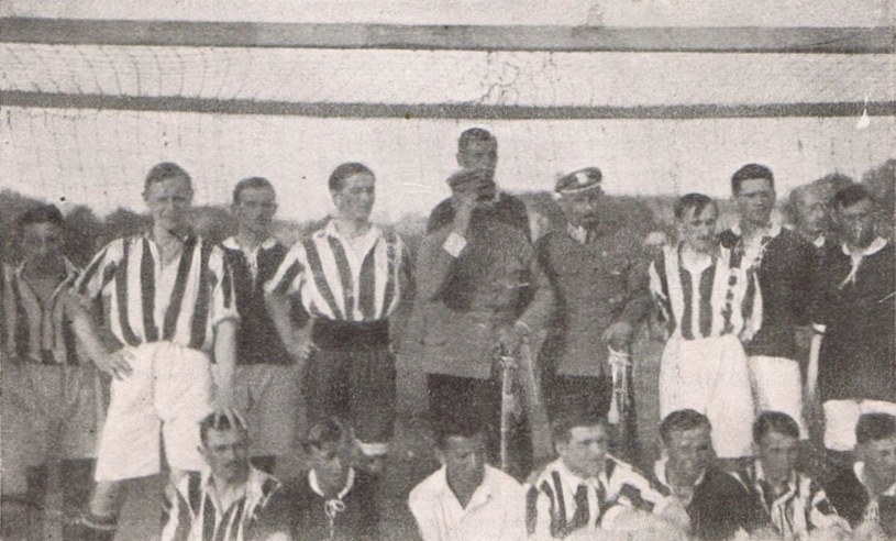 Marszałek Piłsudski pozuje do zdjęcia z piłkarzami Cracovii /WikiPasy /materiały prasowe