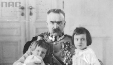 Marszałek Piłsudski z córkami
