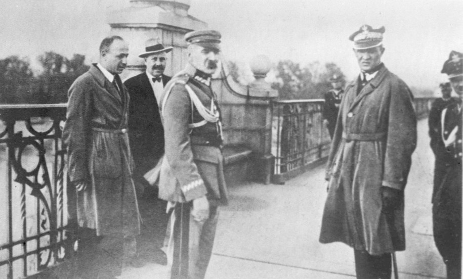 Marszałek Polski Józef Piłsudski w otoczeniu oficerów przed ostatnią przed zamachem stanu rozmową z prezydentem RP Stanisławem Wojciechowskim. Na zdjęciu marszałek Piłsudski (C), generał Gustaw Orlicz-Dreszer (P) na moście Poniatowskiego /PAP