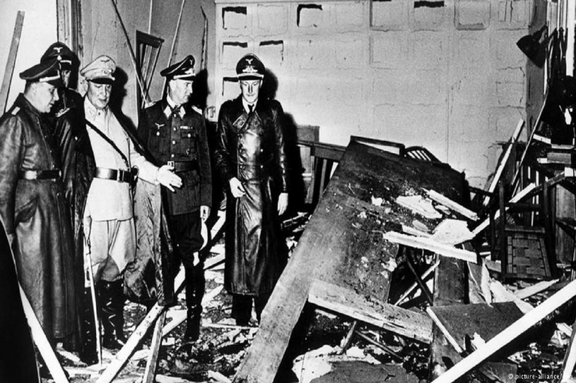Marszałek Rzeszy Hermann Goering pokazuje zniszczony wybuchem stół /Wikimedia Commons – repozytorium wolnych zasobów /INTERIA.PL/materiały prasowe