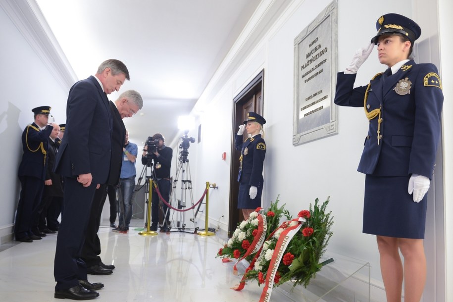 . Marszałek Sejmu Marek Kuchciński i marszałek Senatu Stanisław Karczewski złożyli wieńce pod tablicą upamiętniającą marszałka Sejmu III kadencji Macieja Płażyńskiego /Jakub Kamiński   /PAP