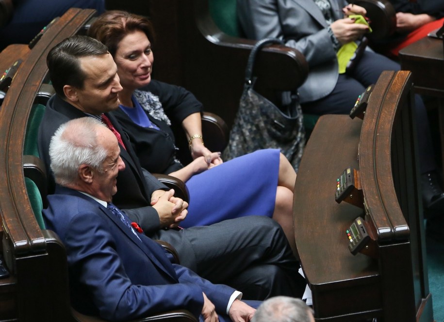 Marszałek Sejmu Radosław Sikorski (drugi z lewej) oraz posłowie PO Stefan Niesiołowski i Małgorzata Kidawa-Błońska na sali obrad /Rafał Guz /PAP