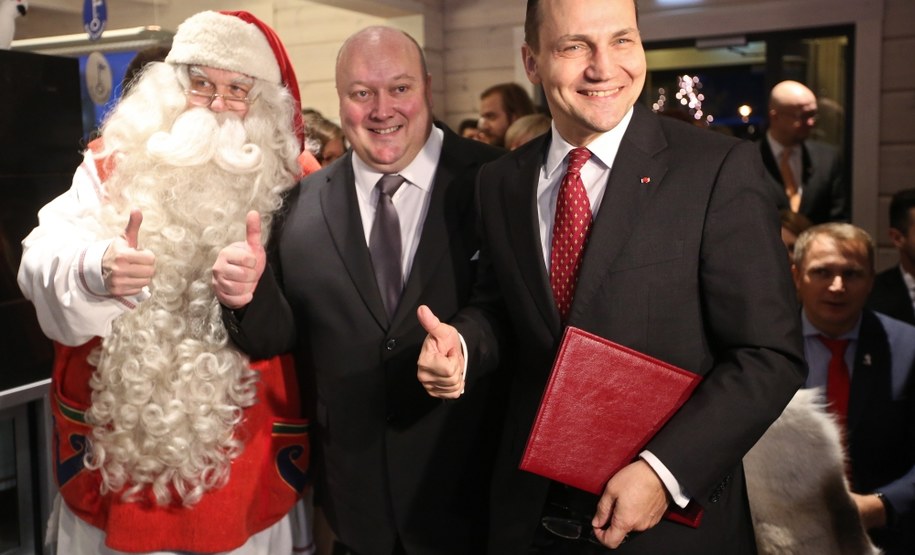 Marszałek Sejmu Radosław Sikorski, konsul honorowy RP w Rovaniemi Timo Kakhonen i św. Mikołaj podczas otwarcia Konsulatu RP w Rovaniemi /Rafał Guz /PAP