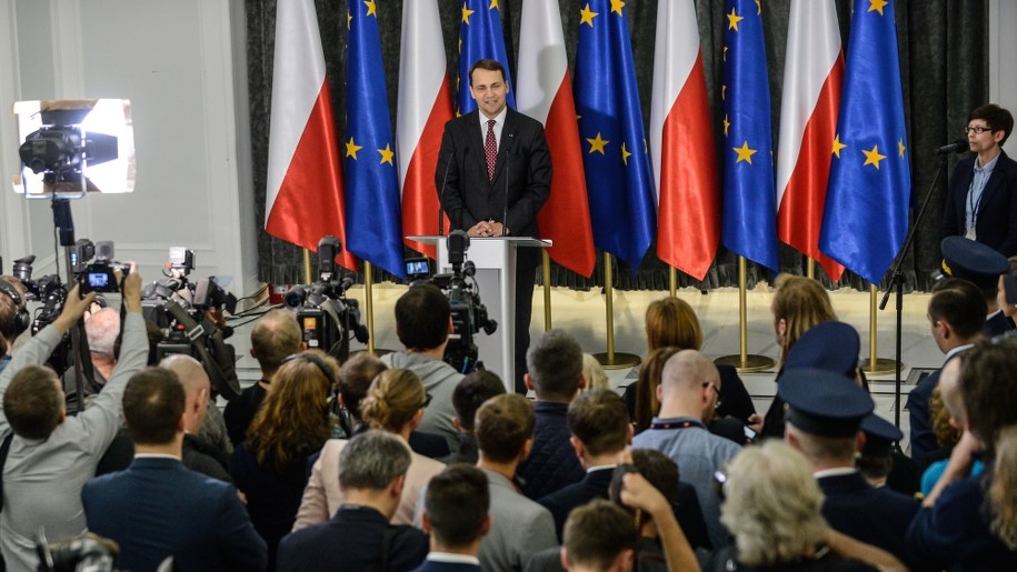 Marszałek Sejmu Radosław Sikorski podczas konferencji prasowej w Sejmie /Jakub Kamiński   (PAP) /PAP
