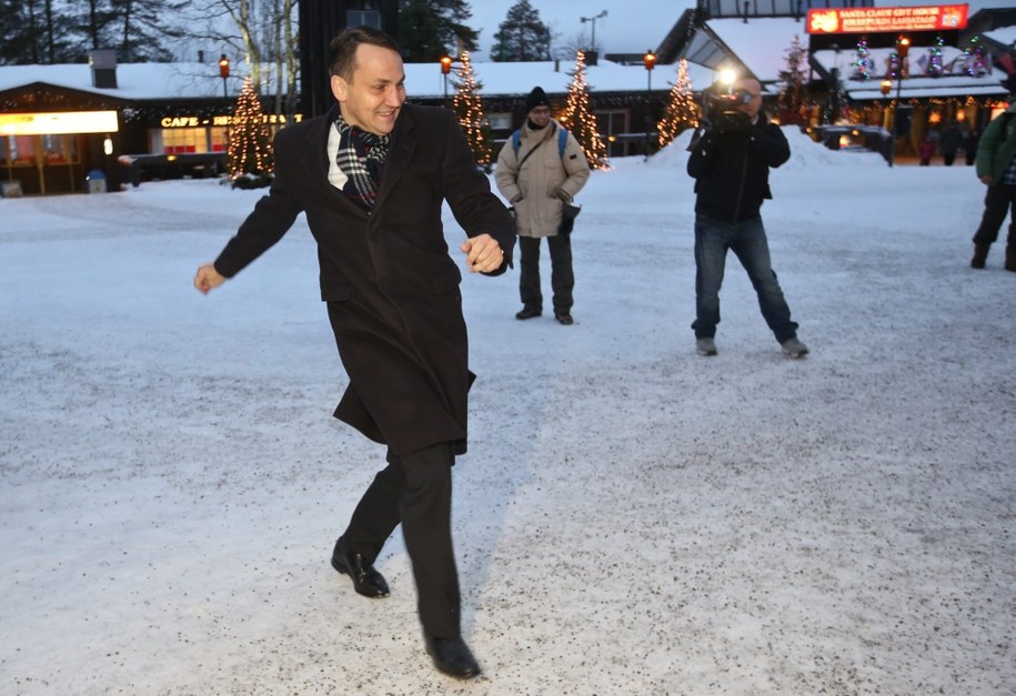 Marszałek Sejmu Radosław Sikorski podczas wizyty w wiosce św. Mikołaja w Rovaniemi /Rafał Guz /PAP