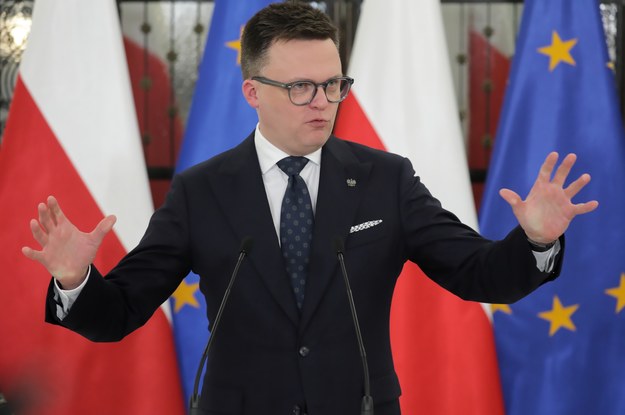 Marszałek Sejmu RP Szymon Hołownia podczas briefingu prasowego /Tomasz Gzell /PAP