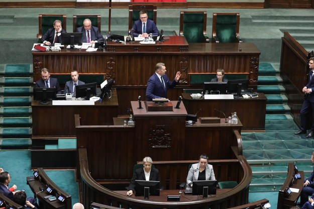 Marszałek Sejmu Szymon Hołownia (C góra) oraz minister edukacji i nauki Przemysław Czarnek (C) na sali obrad Sejmu w Warszawie /Tomasz Gzell /PAP