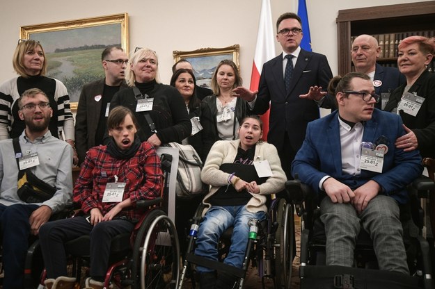 Marszałek Sejmu Szymon Hołownia na spotkaniu z przedstawicielami osób z niepełnosprawnościami w Sejmie w Warszawie. /PAP