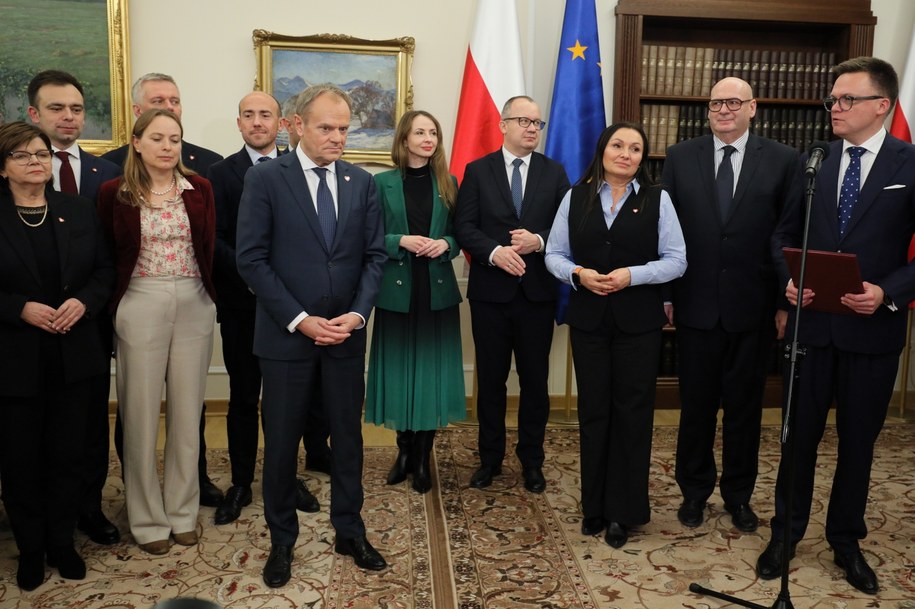 Marszałek Sejmu Szymon Hołownia (P) wręczył premierowi Donaldowi Tuskowi (3L) uchwałę Sejmu RP w sprawie wyboru na urząd Prezesa Rady Ministrów oraz uchwałę Sejmu RP w sprawie wyboru w skład Rady Ministrów /Paweł Supernak /PAP