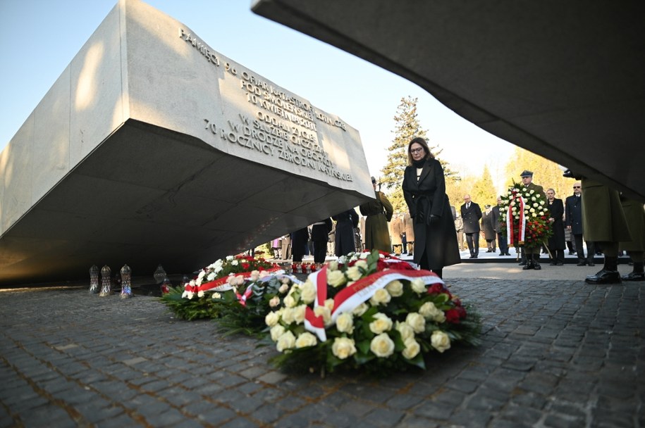 Marszałek Senatu Małgorzata Kidawa-Błońska podczas uroczystości przed pomnikiem Ofiar Katastrofy Smoleńskiej na Cmentarzu Wojskowym na Powązkach /Marcin Obara /PAP