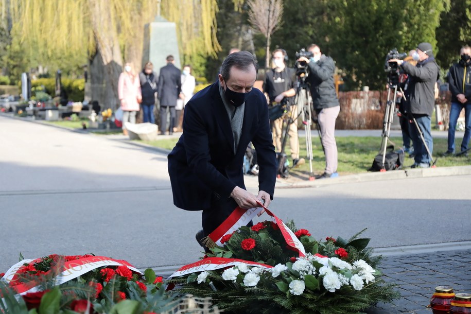 Marszałek Senatu RP Tomasz Grodzki (C) podczas uroczystości złożenia kwiatów przy Pomniku Ofiar Katastrofy Smoleńskiej na warszawskim Cmentarzu Wojskowym na Powązkach /Albert Zawada /PAP