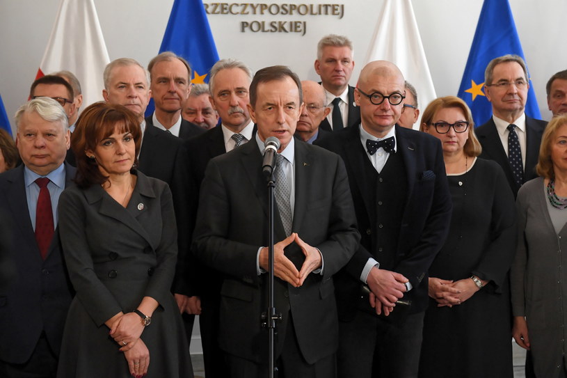 Marszałek Senatu RP Tomasz Grodzki w otoczeniu opozycyjnych senatorów na briefingu prasowym / 	Radek Pietruszka   /PAP/EPA