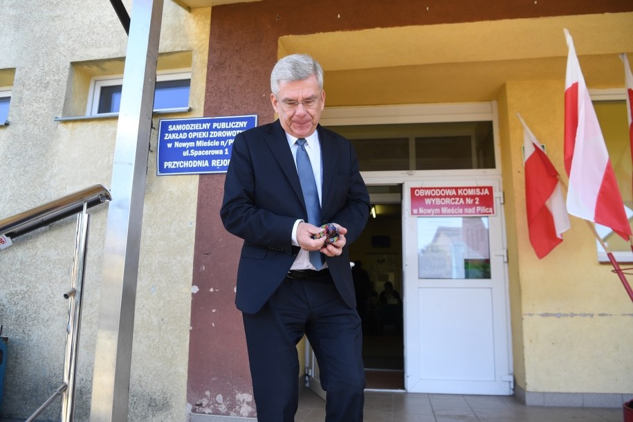 Marszałek Senatu Stanisław Karczewski po głosowaniu w lokalu wyborczym w Nowym Mieście nad Pilicą /Piotr Nowak /PAP