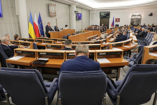 Marszałek Senatu Tomasz Grodzki i przewodniczący senackiej Komisji Obrony Narodowej, senator PiS Jarosław Rusiecki podczas posiedzenia na sali obrad Senatu w Warszawie.. /Albert Zawada /PAP