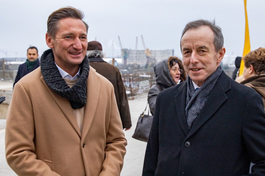 Marszałek Senatu Tomasz Grodzki (P) i marszałek województwa zachodniopomorskiego Olgierd Geblewicz (L) wzięli udział w ceremonii zawieszenia wiechy na budynku Teatru Polskiego w Szczecinie /Jerzy Muszyński /PAP