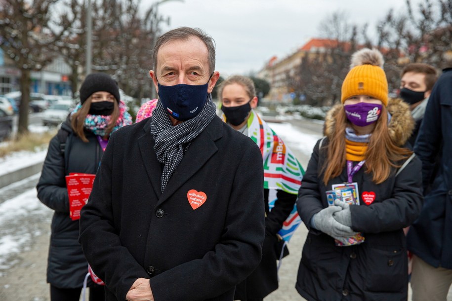 Marszałek Senatu Tomasz Grodzki podczas zbiórki na rzecz Wielkiej Orkiestry Świątecznej Pomocy na Placu Pawła Adamowicza w Szczecinie /Jerzy Muszyński /PAP
