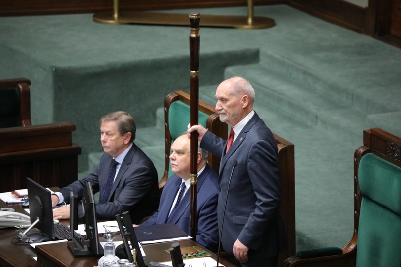 Marszałek senior Antoni Macierewicz otwiera pierwsze posiedzenie Sejmu IX kadencji /Piotr Molecki /East News