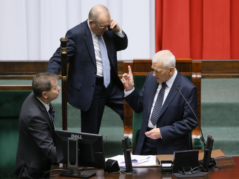 Marszałek senior Kornel Morawiecki przygotowuje się do otwarcia obrad /Paweł Supernak /PAP