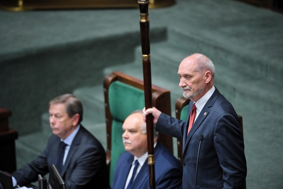 Marszałek senior Sejmu Antoni Macierewicz na sali sejmowej / 	Radek Pietruszka   /PAP