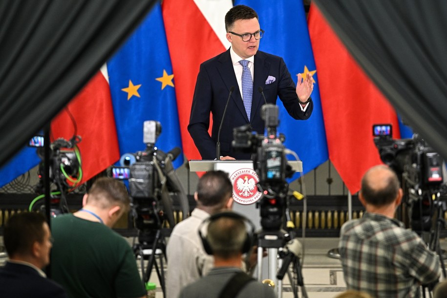Marszałek Szymon Hołownia na konferencji prasowej przed posiedzeniem Sejmu /Radek Pietruszka /PAP