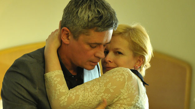 Marta (Dominika Ostałowska) i Wiktor (Piotr Grabowski) namiętnie całują się w drodze do łóżka /Agencja W. Impact