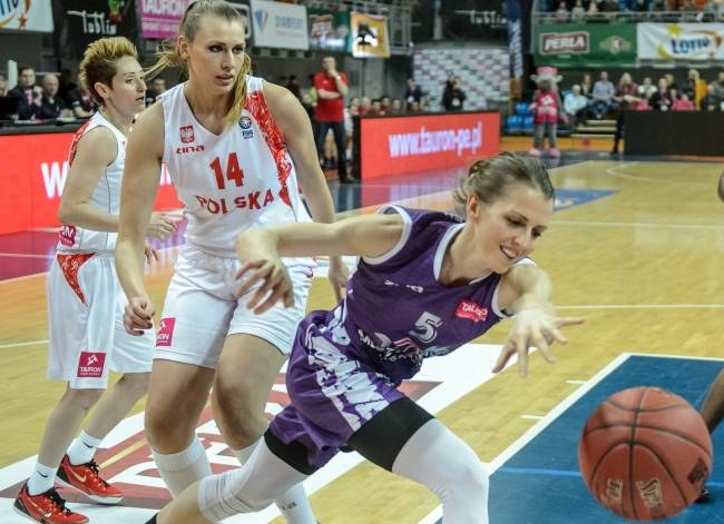 Marta Jujka (L) i Allie Quigley (P) podczas meczu Gwiazd Tauron Basket Ligi /Wojciech Pacewicz  (PAP) /PAP