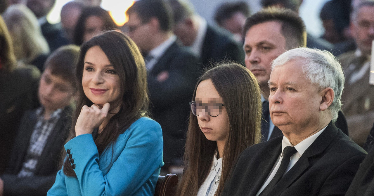 Marta Kaczyńska z córką i stryjem Jarosławem Kaczyńskim na konferencji /Jacek Domiński /Reporter