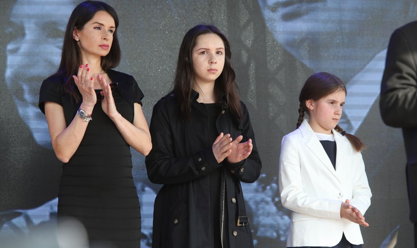 Marta Kaczyńska z córkami Ewą i Martyną na obchodach katastrofy smoleńskiej