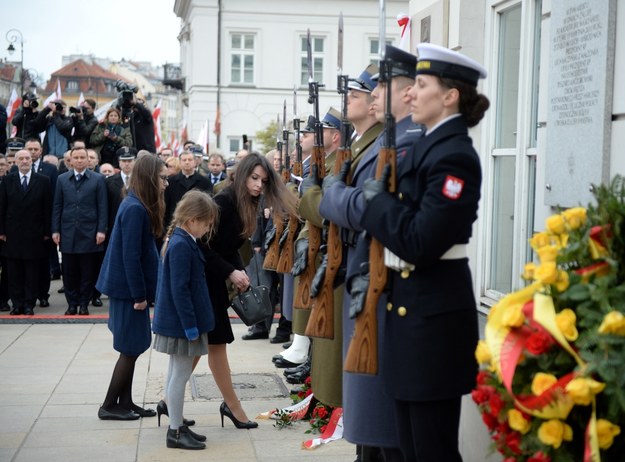 Marta Kaczyńska z córkami Ewą i Martyną składają kwiaty przed tablicą upamiętniającą Lecha Kaczyńskiego na ścianie Pałacu Prezydenckiego /Jacek Turczyk /PAP