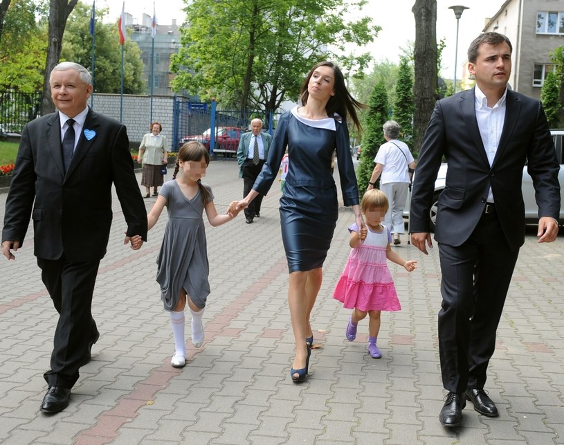 Marta Kaczyńska z wujem, mężem i córkami podczas wyborów prezydenckich w 2010 roku /Adam Chełstowski /Agencja FORUM