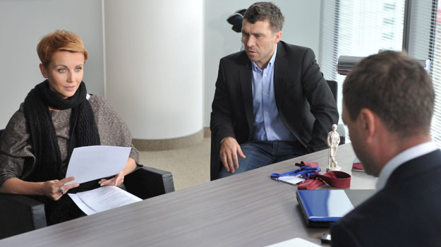Czarne chmury nad związkiem Marty i Roberta! Marta (Katarzyna Zielińska), Robert (Marcin Czarnik) i Artur (Jacek Rozenek) /fot /Agencja W. Impact