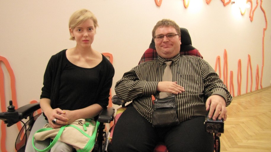 Marta Lorczyk i Aleksander Janiak cierpiący na rdzeniowy zanik mięśni. /Monika Gosławska /RMF FM